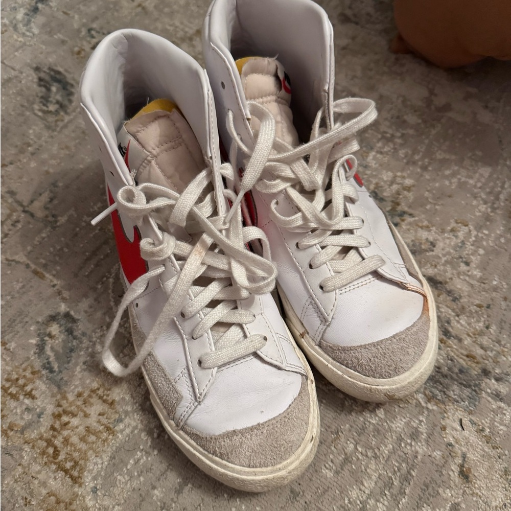 Nike White and Red High-Top Blazers - Picture 2 of 4